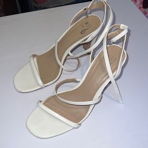 White Strappy Heels 🌺